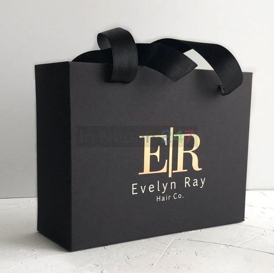 Túi giấy ép nhũ vàng và quai vải lụa